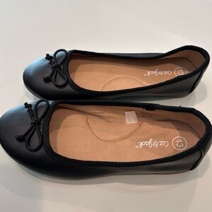 Like new Cat and Jack girls ballet flats, black, size 13.